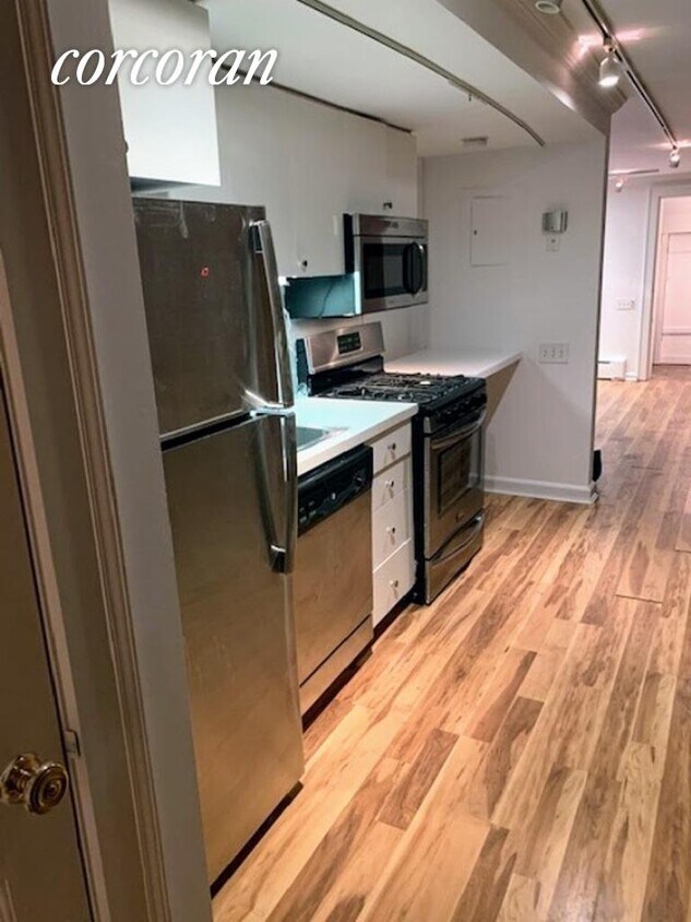 Foto principal - 208 E 78th St