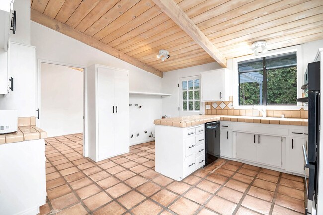 Foto del edificio - Stunning Woodland Hills Pool Home – South ...