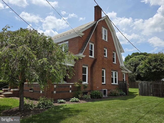 Building Photo - 240 S Holliday St