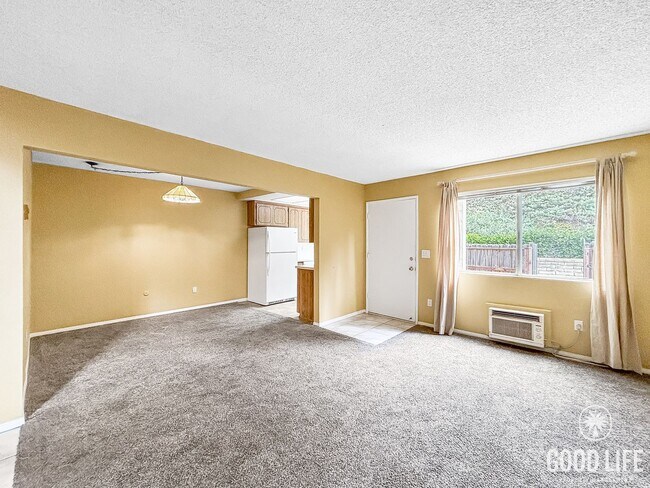 Foto del edificio - Spacious 3BD/2.5BA Townhouse in UTC W/ 2-C...