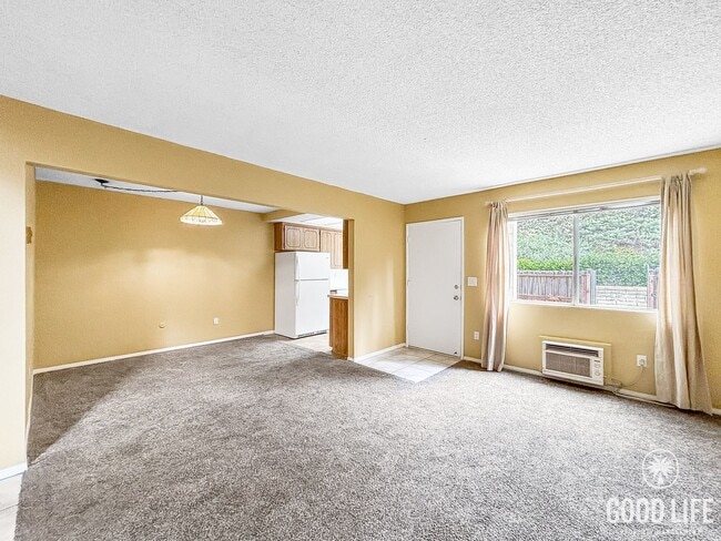 Building Photo - Spacious 3BD/2.5BA Townhouse in UTC W/ 2-C...