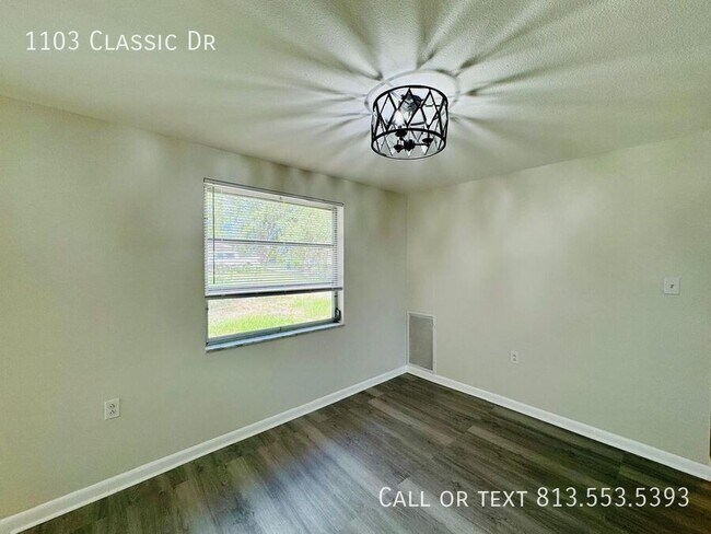 Foto del edificio - 1103 Classic Dr