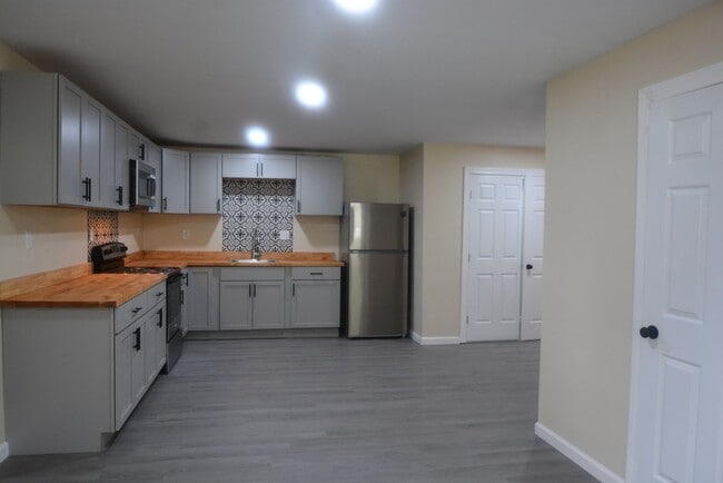 Foto del edificio - Updated and Charming 3 Bedroom 1.5 Bathroo...