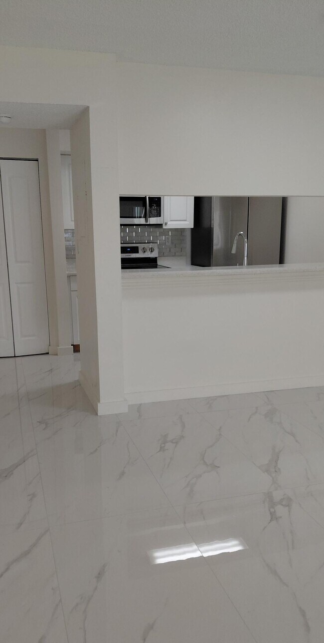 Foto del edificio - 18276 Mediterranean Blvd