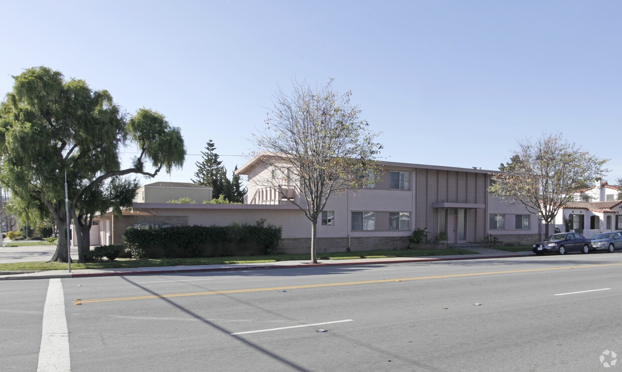 Primary Photo - Western Apartments