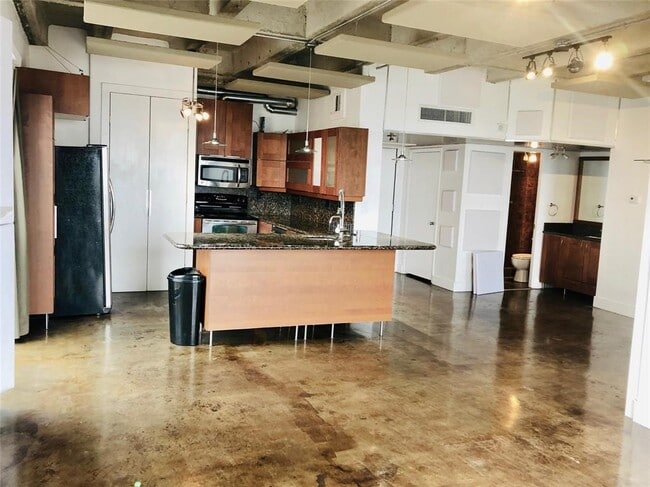 Building Photo - 2016 Main St