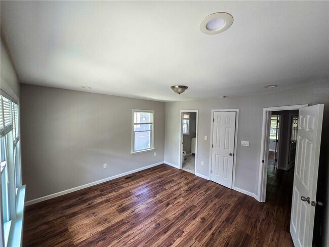Building Photo - 257 Barfield Ave SW