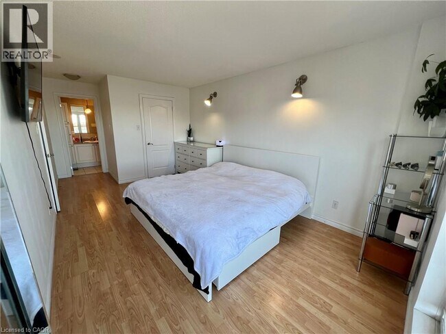 Photo du bâtiment - 135 James St S