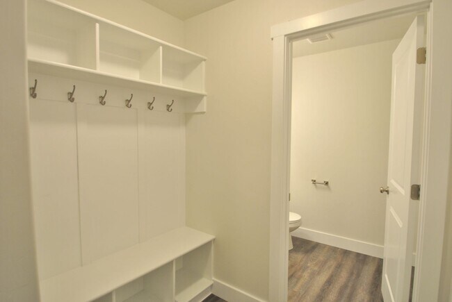 Foto del edificio - Conveniently Located North Logan Village Townhome | Near Utah State and Hospitals