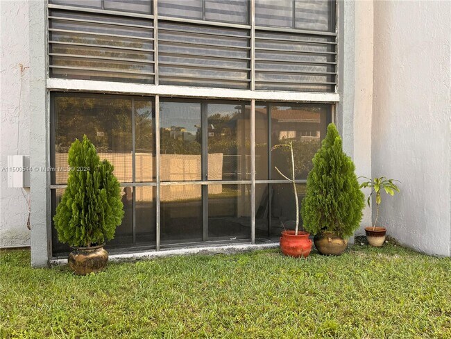 Foto del edificio - 18000 NW 68th Ave