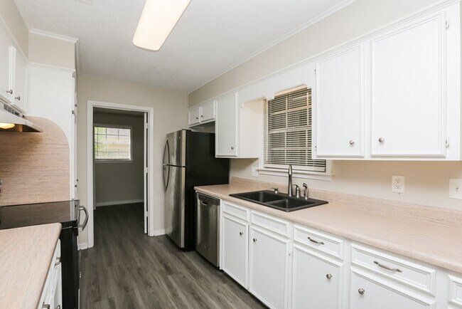 Building Photo - Beautiful 3 Bedroom Home in Brandon with A...