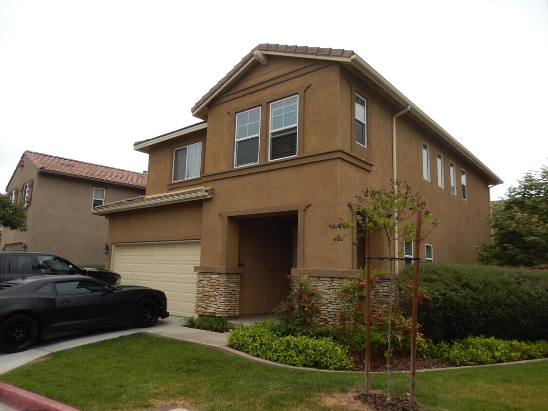 Foto principal - GORGEOUS TWO STORY HOME IN GRANITE HILLS 4...