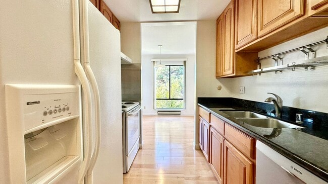 Foto del edificio - Top-floor with Storage Room & Huge Walk-In...
