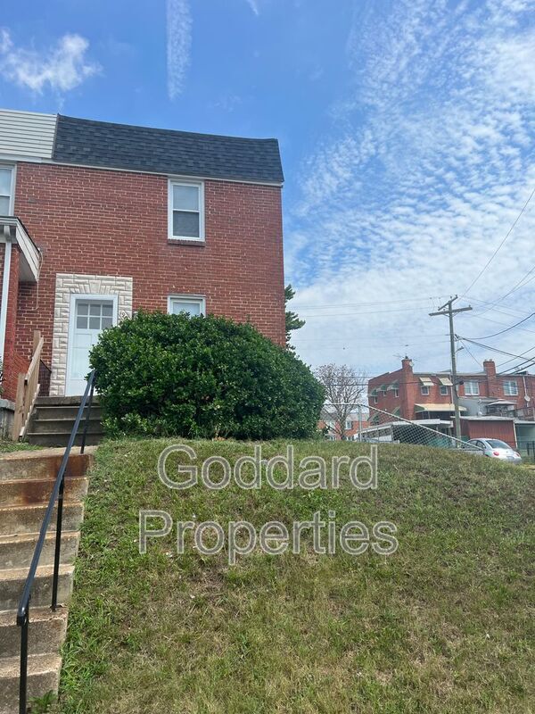 Foto principal - 1935 Whistler Ave