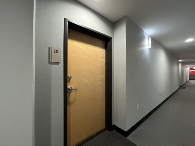 Foto del edificio - Top-Floor Pearl District Condo with Floor-to-Ceiling Windows, Courtyard Views & In-Unit Washer/Dryer