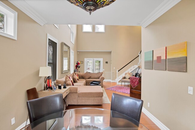 Building Photo - Incredible 5BR/3BA Sorrento Valley Propert...