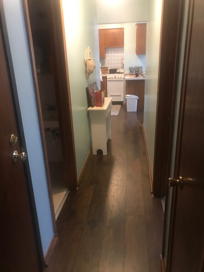 Pasillo con suelos de madera noble - 390 57th Pl NE