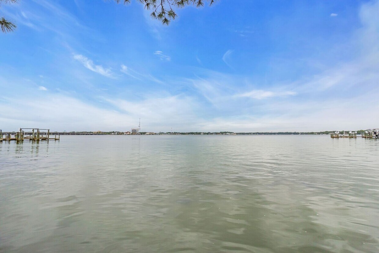 Primary Photo - Waterfront in Shalimar!!