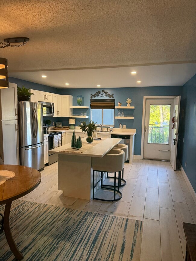 Foto del edificio - 5635 Rattlesnake Hammock Rd