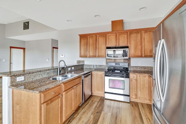 Building Photo - 3 Bed 2 Bath - Fairway Point - Pet per Approval - Fenced Backyard