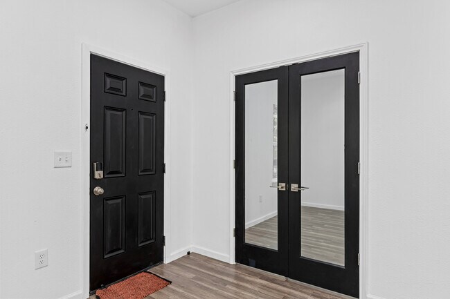 Building Photo - 1215 E 12th St