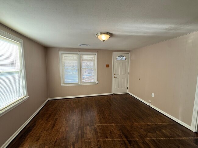 Sala de estar - 10'x12' - 821 S Saville Ave