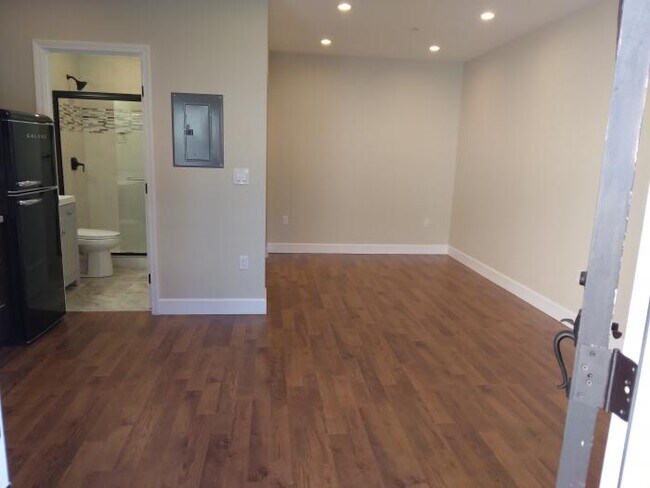 Building Photo - bedroom in San Leandro CA 94577