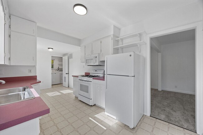 Building Photo - Well Cared for Single Family Home in Conve...