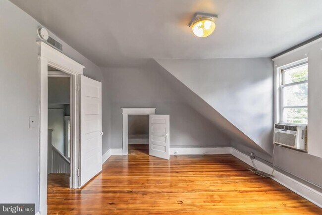 Building Photo - 2218 Roslyn Ave