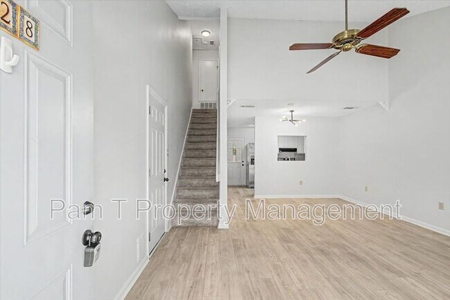 Foto del edificio - 128 Fox Chase Rd