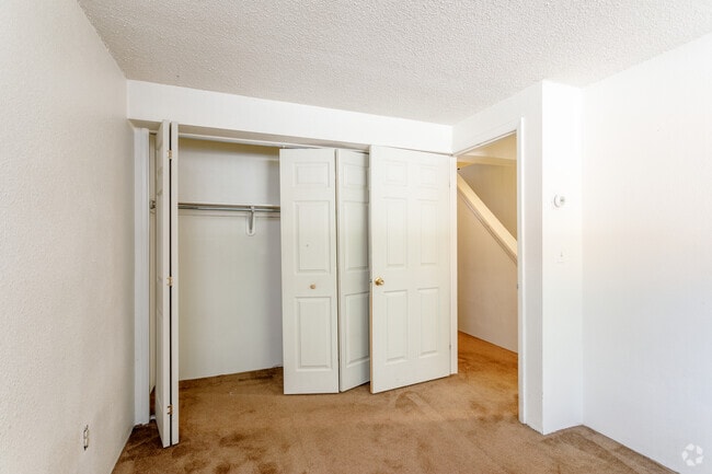 2BR, 1BA - 900 SF (Downstairs Unit) - Creekside Apartments