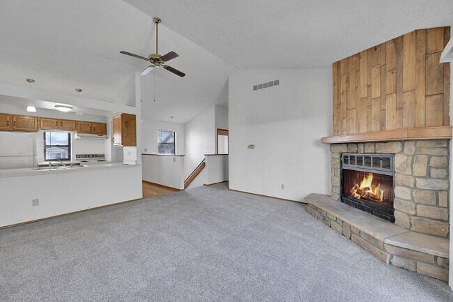 Foto del edificio - $2,130.95  - $500 OFF First Month's Rent - 3 Bedrooms, 2 Bathrooms Townhouse in Aurora with Washe...