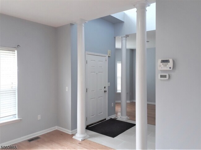 Building Photo - 339 Moonlight Dr