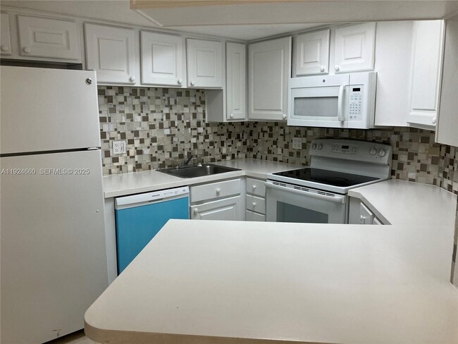 Foto del edificio - 8235 Lake Dr