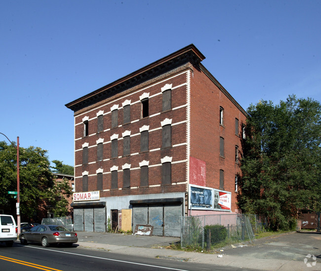 Building Photo - 1004 Broad St