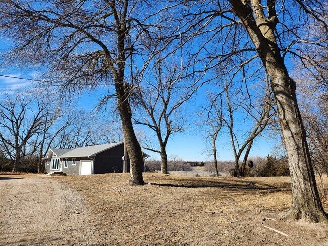 Building Photo - Country Living minutes from Grand Island
