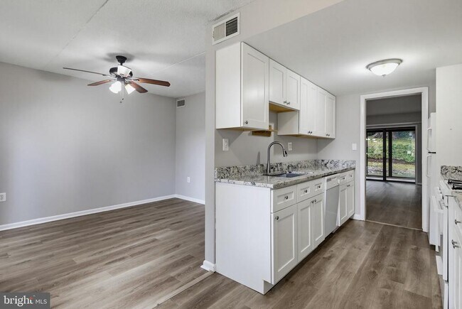 Foto del edificio - 5247 W Running Brook Rd
