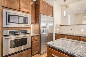 Building Photo - 5227 Lillian St