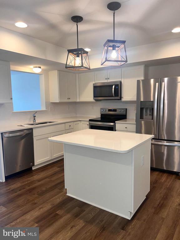 Building Photo - 646 Thumper Dr