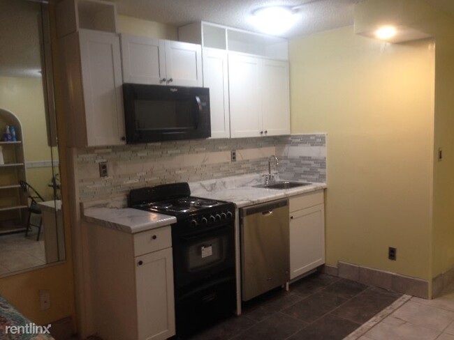 Foto del edificio - 1 br, 1 bath Condo - 8817 Thomas Dr