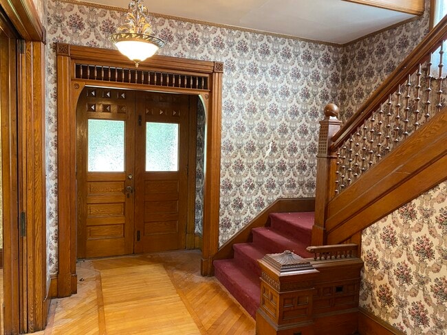 Building Photo - 120 Center St