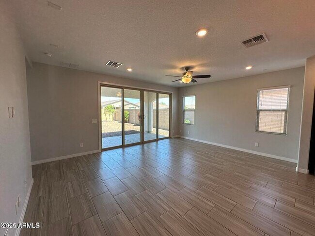 Foto del edificio - 14634 W Charter Oak Rd