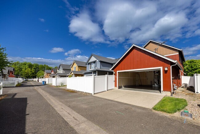 Foto del edificio - Three bedroom home one block from Battle Ground Village. - With AC