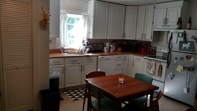 Cocina con mesa - 611 Bolling Ave