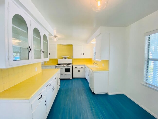 Building Photo - Delightful 3 bedroom 2½ Bathroom Single Family Home In North Hollywood Landscaped Yard