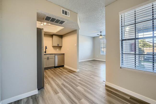 6051 S Hulen St Unit 704 - Calidad web - 007 - 07 Comedor - Rise Spring Pointe