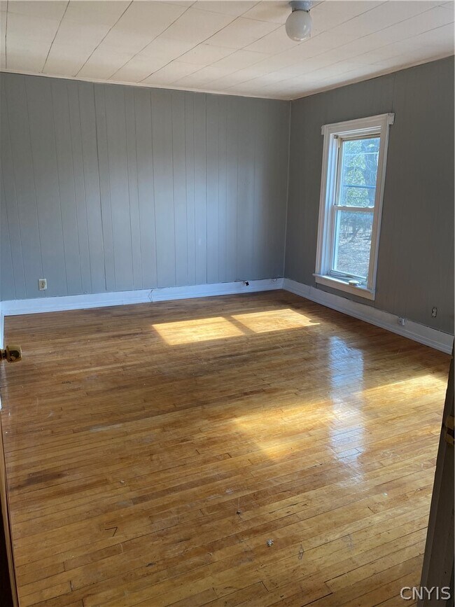 Building Photo - 302 N Rutland St