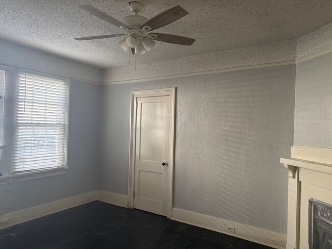 Building Photo - Now Renting! Close to Summervilile and Med...
