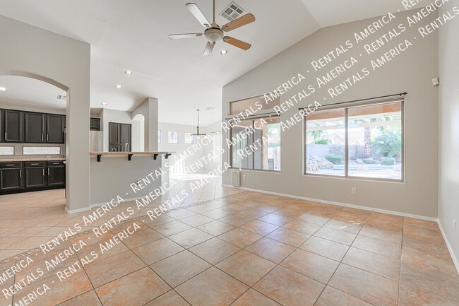 Building Photo - 703 W Canary Way