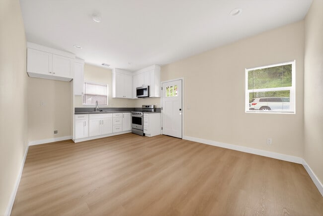 Building Photo - 3200 Weldon Ave